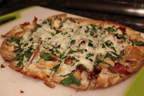 Spinach Chicken Alfredo, Flatout Pizza, Flatout Recipes, Macro Foods, Macro Eating, Crossfit Challenge, Chicken Alfredo Pizza, Iifym Recipes, Macro Diet