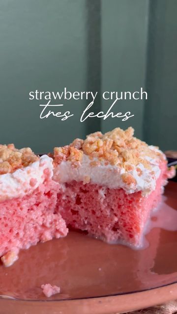 Gold Oreos, Strawberry Ice Cream Bar, Strawberry Crunch Cake, Mexican Cake, Vanilla Oreo, Tres Leches Cake Recipe, Strawberry Whipped Cream, Crunch Cake, Strawberry Jello