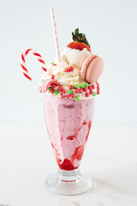 Christmas Milkshakes For Kids, Christmas Freakshake, Yummy Milkshakes, Fake Milkshake, Mixology Recipes, Christmas Ice Cream, Ice Cream Crafts, Strawberry Milkshake, Strawberry Dip