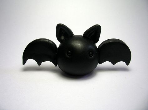 Wee Bat | Flickr - Photo Sharing! Clay Halloween, Polymer Clay Halloween, Halloween Clay, Kids Clay, Diy Earrings Polymer Clay, I've Changed, Clay Diy Projects, Crafts Halloween, Clay Crafts Air Dry