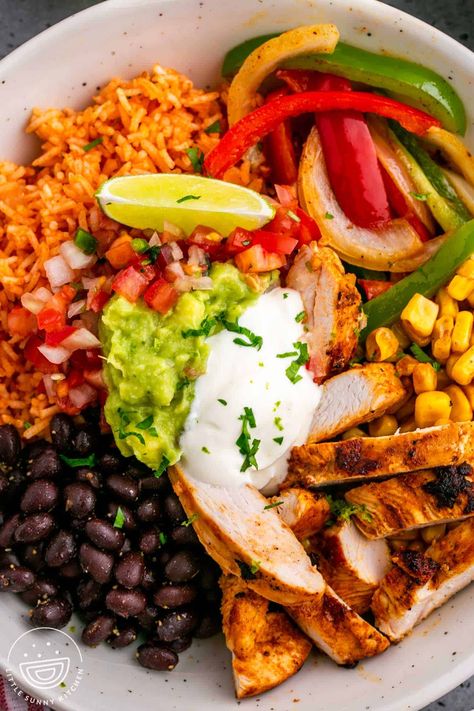 Seasoned Beans, Fajita Bowl Recipe, Fajita Bowl, Chicken Fajita Bowl, Chicken Bowl Recipe, Homemade Fajita Seasoning, Fajita Bowls, Healthy Bowls Recipes, Rice Bowls Recipes