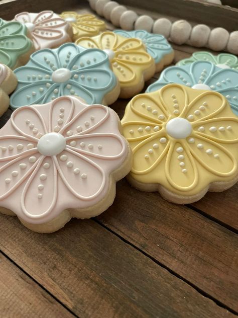 Simple Flower Cookies Decorated, Flower Cookie Royal Icing, Spring Flower Cookies Royal Icing, Spring Cookies Decorated Simple, Mini Flower Cookies, Decorated Cookies Flowers, Easter Flower Cookies Decorated, Flower Cookie Designs, Pittsburgh Cookie Table Recipes