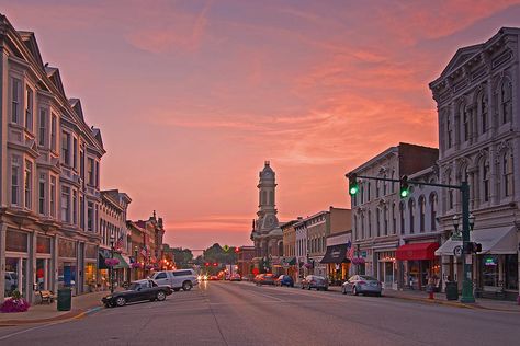 These beautiful small towns in Kentucky have managed to maintain their pure Americana spirit. Kentucky Tourism, Georgetown Ky, Georgetown Kentucky, Kentucky Attractions, Kentucky Wedding Venues, Kentucky Horse Park, America Photo, Kentucky Bourbon Trail, Girlfriends Getaway