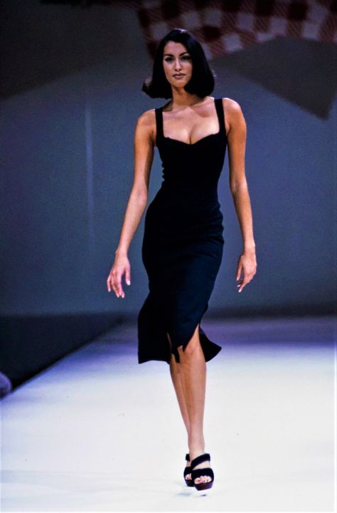 Yasmeen Ghauri / Azzendine Alaia S/S 1991 Yasmeen Model, Black Runway Dress, Black Runway, Azzedine Alaïa, 90s Runway Fashion, Runway Fashion Couture, Runway Outfits, Design Moda, Azzedine Alaia