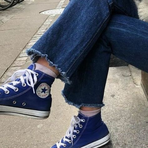 Gracie Abrams Converse, Luna Lovegood Outfits, E Boy Style, Navy Converse, Converse Aesthetic, Painted Canvas Shoes, Blue Converse, Pretty Shoes Sneakers, E Boy