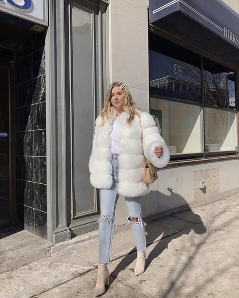 Faux Fur Coats Outfit, White Fur Coat, Dresses 2020, White Fur, Coat Outfits, Looks Chic, Outfits Winter, Winter Fashion Outfits, Looks Vintage