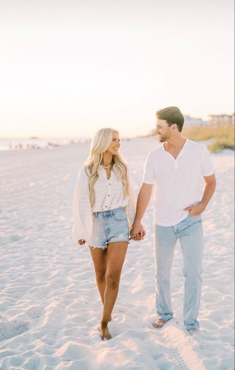 Engagement Photo Shoot Outfits, Pre Wedding Praia, Engagement Photo Shoot Beach, Engagement Pictures Beach, Beach Picture Outfits, Couples Beach Photography, Couple Beach Pictures, Beach Photo Session, Cute Engagement Photos