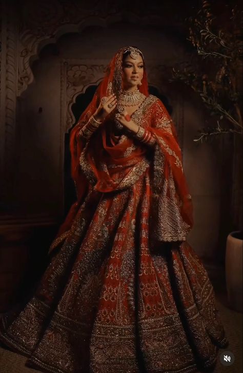 Red Bridal Lehenga Sabyasachi, Indian Bridal Wear Red, Deep Red Wedding, Casual Bridal Dress, Royal Wedding Gowns, Indian Wedding Poses, Bride Photos Poses, Sabyasachi Bride, Desi Wedding Dresses