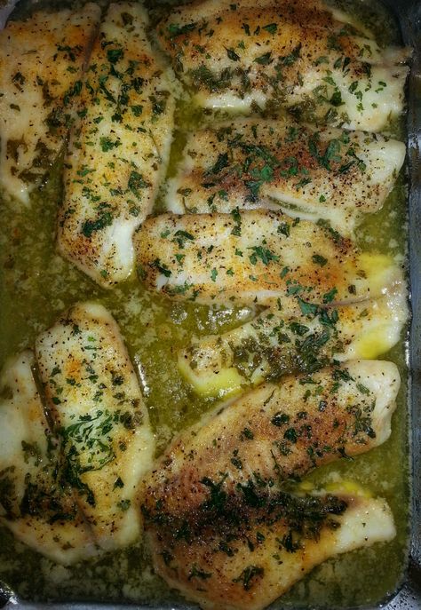 A great tasty and simple recipe for Talapia - easy and quick to make. - Lemon Garlic Tilapia Bake Tilapia, Lemon Garlic Tilapia, Baked Tilapia Recipes, Lemon Butter Chicken, Baked Tilapia, Yummy Seafood, Tilapia Recipes, Fish Dinner, Healthy Fish