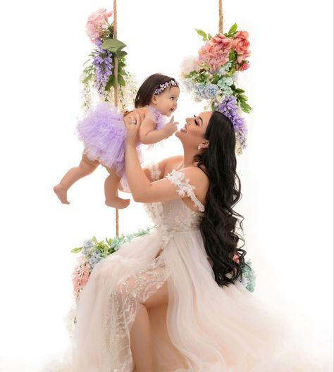 Mommy Daughter Photoshoot, Mommy Daughter Pictures, Daughter Photo Ideas, Mother Baby Photography, Mother Daughter Photoshoot, Mommy And Me Photo Shoot, Mom Daughter Outfits, Couple Pregnancy Photoshoot, Mommy Daughter