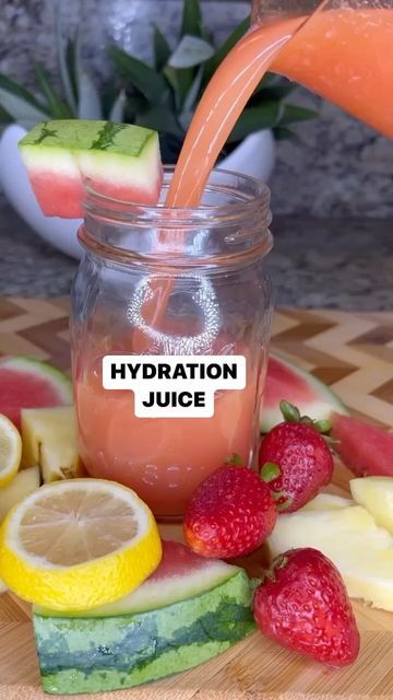 BLACK FOODIE FINDER ® on Instagram: "Stay hydrated 🍉🍍🍋🍓💦😋⁣ ⁣ This juice is great before, during or after a workout⁣ to help keep you hydrated.⁣ ⁣ At 92% water, watermelon is an excellent and⁣ delicious way to help hydrate your body. Proper⁣ hydration is one of the most important aspects of⁣ health. Eat watermelon all-year-round to up your⁣ hydration.⁣ ⁣ Ingredients⁣ 1/2 pineapple⁣ 1/4 watermelon⁣ 1 lemon⁣ 1 cup of strawberries ⁣ Pinch of Ginger⁣ ⁣ (via @healedandhealthyjuice )⁣ ⁣ ————————— Watermelon Fast, Hydration Juice, Health Juice Recipes, Fresh Juice Recipes, Fit Meals, Healthy Juicer Recipes, Healthy Juice Drinks, Juice Cleanse Recipes, Homemade Juice