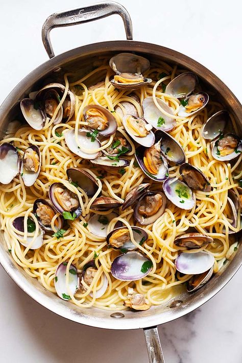 Spaghetti Alla Vongole, Clam Spaghetti Recipe, Best Homemade Spaghetti, Pasta With Clams, Spaghetti With Clams, Easy Homemade Pasta, Clam Pasta, Easy Pasta Recipe, Linguine Recipes