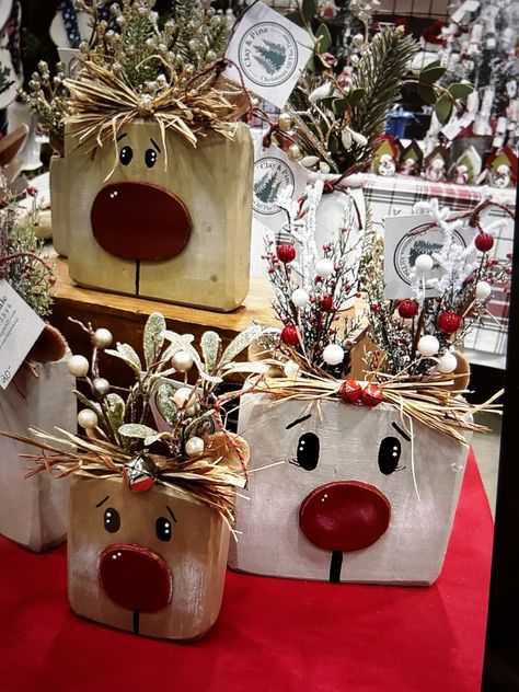 Diy Christmas Reindeer, Christmas Craft Ideas, Wooden Christmas Crafts, Wooden Reindeer, Christmas Craft Fair, Country Christmas Decorations, Christmas Wood Crafts, Holiday Crafts Christmas, Christmas Store