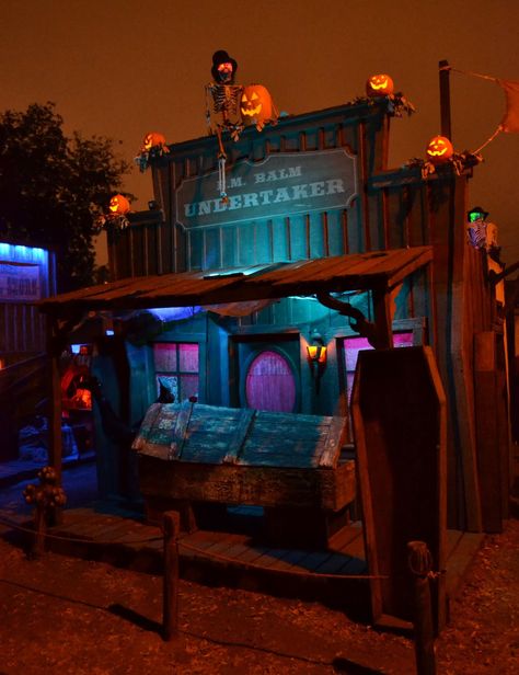 SPOOKSHOWS.COM BLOG: More Grave Rock Gulch Photos Halloween Facade, Haunted Mine, Halloween Cowboy, Halloween Western, Haunted Woods, Antique Halloween, Western Saloon, Scary Houses, Annual Halloween Party