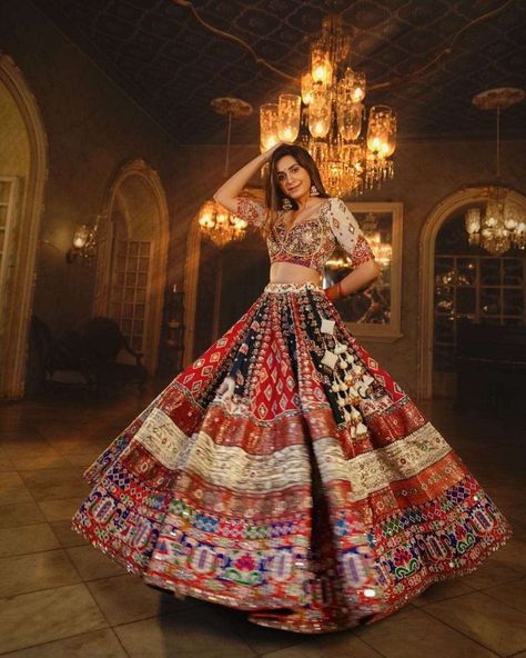 Printed Lahenga, Mehendi Dresses, Lehenga Heavy, Garba Outfit, Printed Lehenga, Trendy Outfits Indian, Navratri Chaniya Choli, Lengha Choli, Traditional Indian Outfits