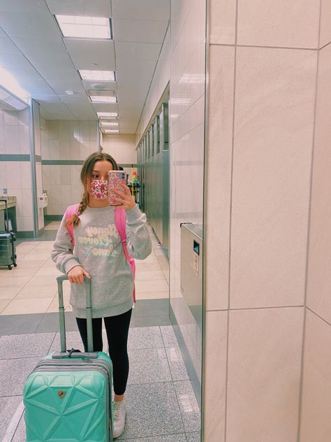 Preppy Suitcase, Preppy Travel Outfit, Preppy Airport, Preppy Beach Towel, Preppy Luggage, Preppy Family, Bff Travel, Preppy Pics, Girls Luggage