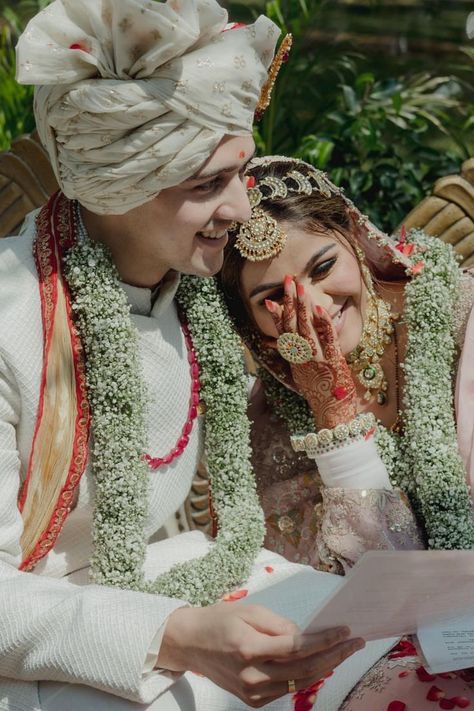 Candid couple portrait at the mandap Bride Fashion Photography, Indian Wedding Pictures, Bride Groom Photoshoot, Bride Groom Poses, Candid Couple, Indian Wedding Poses, Bride Photos Poses, Groom Photoshoot, Wedding Portrait Poses