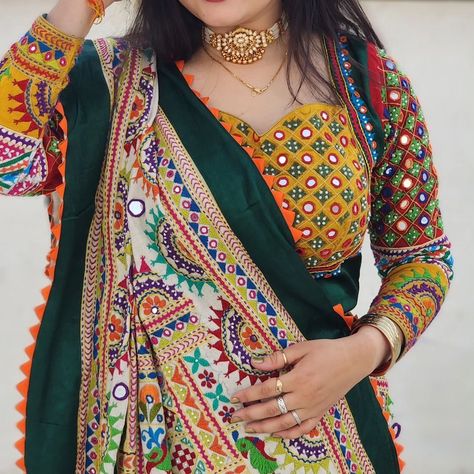 Navratri Blouse, Lengha Blouse Designs, Sleeveless Blouse Saree, Ghaghra Choli, Lehenga Design, Navratri Dress, Traditional Gowns, Traditional Blouse Designs, Designer Outfit