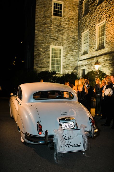 Wedding Car Deco, Wedding Getaway Car, Hollywood Glamour Wedding, Vintage Jaguar, Princess Car, Just Married Sign, Just Married Car, Wedding Limo, Vintage Car Wedding