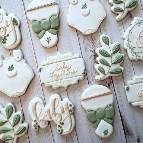 Green Shower Ideas, Baby Shower Verde, Cookies Decorated With Royal Icing, Tiffany Baby Showers, Gender Reveal Cookies, Farm Cookies, Icing Ideas, Yummy Sugar Cookies, Natural Baby Shower