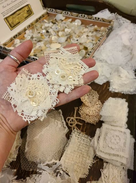 Vintage Lace Crafts, Fabric Clusters, Snippet Rolls, Pocket Tags, Shabby Chic Diy Crafts, Book Fabric, Doilies Crafts, Deco Champetre, Scrap Fabric Crafts