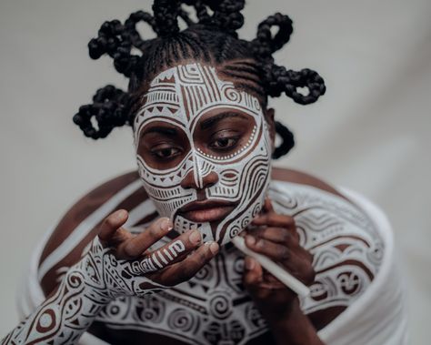 A Nigerian Artist Who Uses the Skin as His Canvas - The New York Times National African American Museum, Danielle Brooks, African American Museum, Human Body Art, Contemporary African Art, Painted Face, African Artists, Cut Out Shapes, Black Artwork