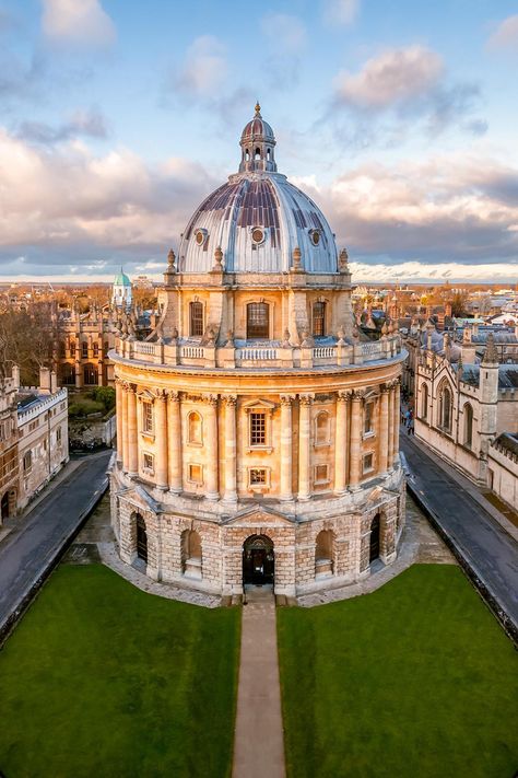 Oxford University Dorms, University Of Oxford Aesthetic, Oxford University Campus, Oxford University Aesthetic, Oxford Aesthetic, England University, World Famous Places, Oxford Town, Uni Aesthetic