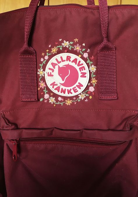 Fjallraven Kanken Embroidered, Embroidered Kanken, Kanken Embroidery, Fjallraven Rucksack, Mochila Fjallraven Kanken, Embroidered Vans, Embroider Ideas, Fjällräven Kånken, Making Fabric Flowers