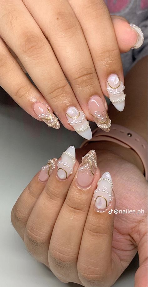 Gold Summer Nails, Long Round Nails, Round Nail Designs, Nail Nail Designs, Acrylic Nails Ideas, Summer Nails Art, White Nails With Gold, Neutral Nail Designs, Nail Art Inspo