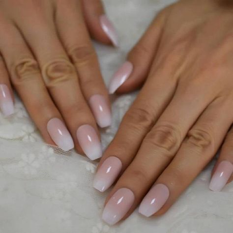 Nails Coffin Shape, Natural Fake Nails, Faded Nails, Unghie Sfumate, Fab Nails, Manicure Tips, White Acrylic Nails, Minimal Nails, Coffin Shape