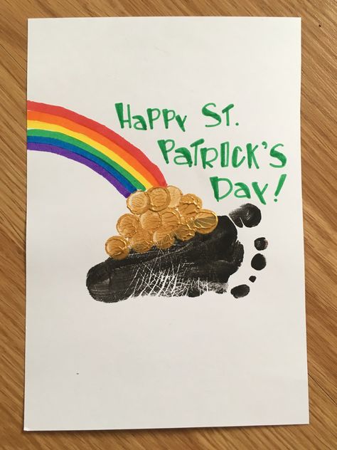 St. Patrick's Day footprint art. This is the perfect DIY craft to do with your children in order to commemorate the holiday. Saint Patricks Day Art, March Crafts, St Patricks Crafts, St Patricks Day Crafts For Kids, St Patrick Day Activities, Footprint Crafts, Baby Art Projects, Toddler Arts And Crafts, St Patrick's Day Decorations