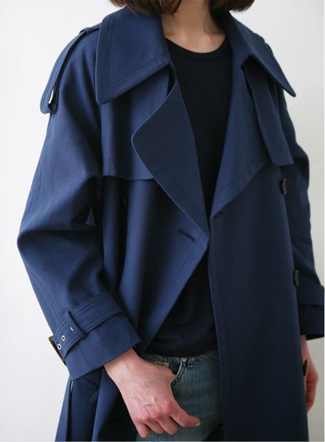 navy trench Dark Blue Trench Coat Outfit, Blue Trench Coat Outfit, Navy Trench Coat Outfit, Dark Blue Trench Coat, Blue Coat Outfit, Trench Coat Street Style, Navy Blue Trench Coat, Ss23 Fashion, Dark Blue Coat