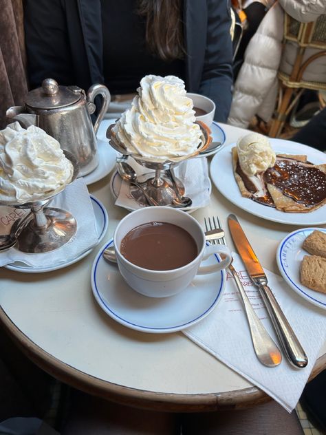 Hot Chocolate In Paris, Food France, Bar Aesthetic, Aesthetic Europe, Paris Breakfast, France Aesthetic, Hot Chocolate Bars, Food Lover, Christmas Time