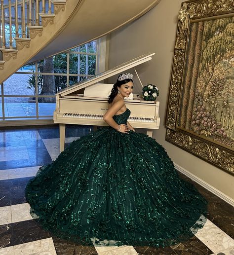 Dark Green Quinceanera Dresses, Emerald Green Quinceanera Theme, Green Quince Dress, Green Quinceanera Theme, Quinceanera Dresses Green, Green Quinceanera, Quincenera Dresses, Green Quinceanera Dresses, Quince Themes