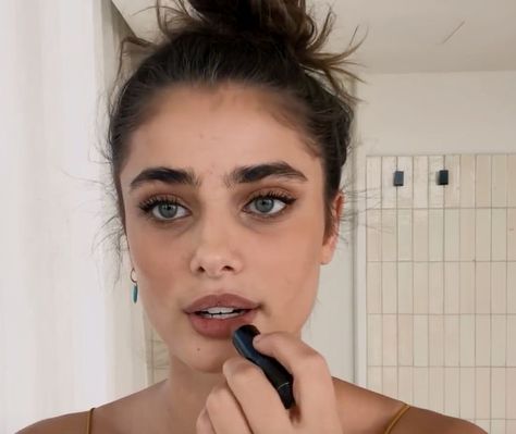 Taylor Hill Makeup, Replica Perfume, Haut Routine, Tone Legs, Vogue Beauty, Taylor Hill, Victoria Secret Angels, Glass Skin, Maquillaje Natural