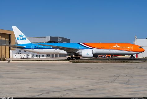 Fresh out of the paint hangar wearing a slightly different livery of the #orangepride. PH-BVA. Boeing 777-306ER. JetPhotos.com is the biggest database of aviation photographs with over 5 million screened photos online! Boeing 777-300er, Boeing 777 300, 777 300er, Klm Royal Dutch Airlines, Boeing 747 200, Boeing 777, Deck Photos, Airport City, Flight Deck