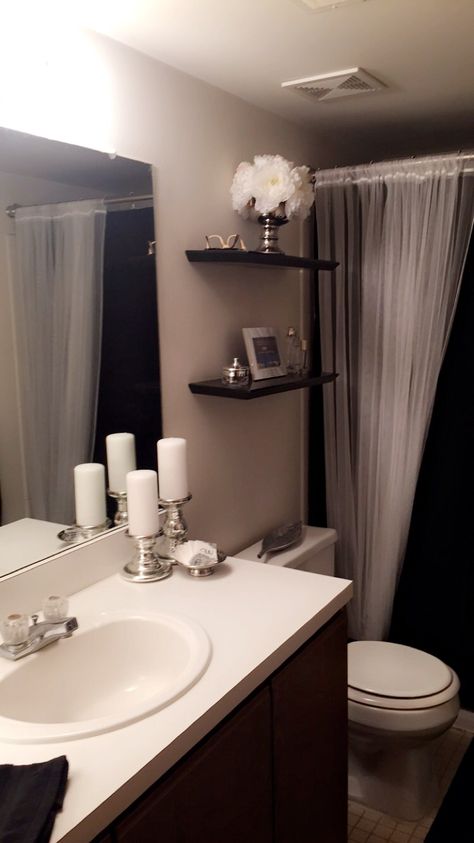 Black, white, and silver small apartment bathroom. Black White And Silver Bathroom Ideas, Black White And Silver Bathroom, Black White Silver Bathroom, Upgrade Bathroom, Black And Silver Bathroom, Silver Bathroom Decor, Beautiful Bathroom Decor, Small Apartment Bathroom, Gray And White Bathroom