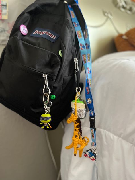 . 🫶🏼 my backpack for school!! ☆ Backpack With Pins Aesthetic, Backpack Decoration Ideas, Decorated Backpack, Y2k Backpack, Decorated Bag, Backpack With Pins, Y2k Bags, Preschool Backpack, My Backpack