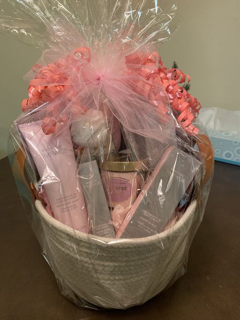 Mary Kay Gift Basket Makeup Bag Gift Basket, Makeup Kit Packing Ideas For Wedding, Mary Kay Gift Baskets, Skin Care Basket Gifts, Makeup Basket Gift, Makeup Gift Basket Ideas, Makeup Basket Gift Ideas, Skin Care Gift Basket Ideas, Mary Kay Gift Basket Ideas