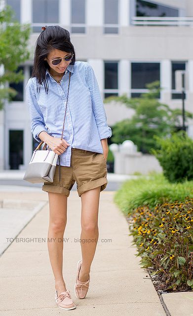 blue/white striped shirt, boyfriend chino shorts, pink boat shoes by brightenday, via Flickr Shoes With Shorts, Pink Boat, Chino Shorts Women, Blue And White Striped Shirt, Style Transformation, Shorts Outfits Women, Blue Chinos, Blouse Style, Shorts Women