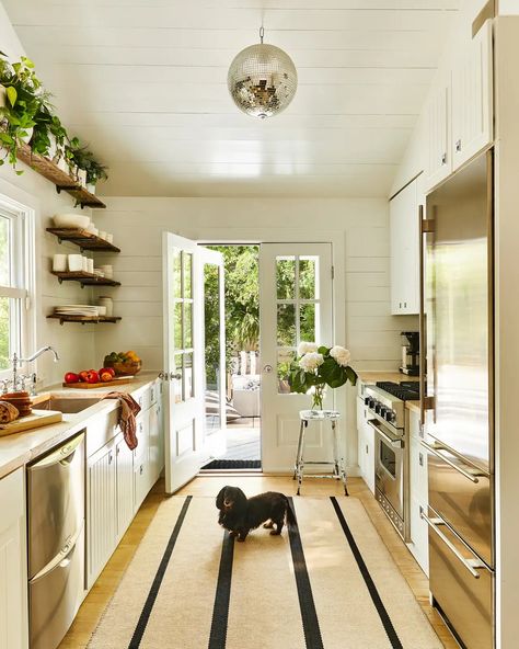 Kitchen by Hyphen & Co. Alley Kitchen, Interior Designer Instagram, Candice Huffine, Kitchen Disco, Beach Style Kitchen, Hamptons Home, Patio Grill, Cottages And Bungalows, Moving In Together