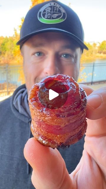 Danny Dobrzenski on Instagram: "Candied Bacon Roses The perfect appetizer or snack for Thanksgiving, or anytime 🥓 Start by laying down 1 strip of thick cut bacon 🥓 Roll it up all the way 🥓 Put a toothpick in the bottom of it so that it’s a little looser on top than it is bottom 🥓 Cover with your favorite sweet BBQ rub or seasoning 🥓 Smoke or bake at 400F for 55-60 minutes 🥓 Pour glaze over top of each rose and cook for 5 more minutes, make sure to get inside and out 🥓 Remove and let rest for 5-10 minutes before serving Glaze Recipe: 2 TBSP Maple Syrup 1TBSP Sriracha 2TBSP Butter Heat up 10 minutes before glazing 🥓 @smithfieldbrand #smithfieldbrand #fortheloveofmeat #bacon #appetizer #meatcandy #fingerfood #food #partyfood #tailgate #baconwrapped #smokedfood #smoker #bbq #barbeque" Bacon Finger Food, Candied Bacon Roses, Bacon Rose, Bacon Appetizer, Candied Bacon Recipe, Bacon Roses, Maple Syrup Glaze, Meat Candy, Smoker Bbq