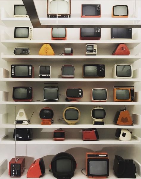 90s Tv Set, Fairy Core Room, 90s Electronics, Tv Vcr Combo, Retro Television, Crt Tv, Design Tv, Retro Graphic Design, Retro Gadgets