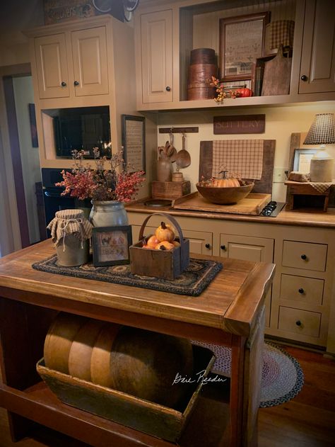 Gail Reeder, Primitive Country Kitchen, Colonial Kitchens, Primitive Dining Rooms, Primitive Country Homes, Rustic Decorating, Primitive Easter, Primative Decor, Colonial Kitchen