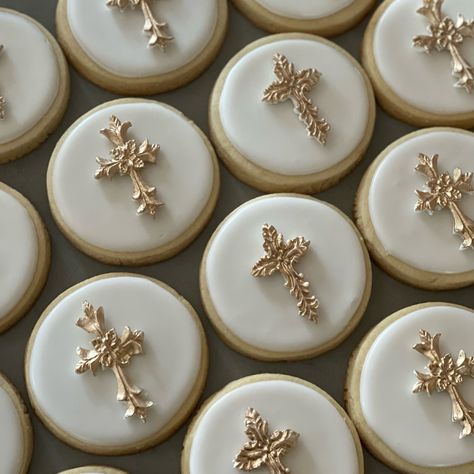 Confirmation Decorating Ideas Simple, Bautizo Cookies, Confirmation Desserts, Confirmation Cupcakes, Baptism Desserts, Comunion Cake, Christening Cookies, Baptism Decorations Girl, Baptism Cupcakes