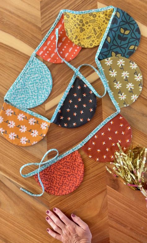 VIDEO: DIY Fabric Bunting. FREE Pattern! - MADE EVERYDAY Made Everyday Dana, Diy Fabric Bunting, Diy Bunting, Garland Fabric, Make Bias Tape, Bunting Diy, Banner Garland, Stash Buster, Dorm Ideas