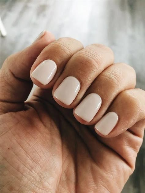 Here's my full guide to neutral nails including 25+ neutral nail colors! Neutral nails work for any season, but I've also broken down neutral nail colors by the time of year you're most likely to find them #neutralnails #neutralnailcolors Ongles Beiges, Neutral Nail Color, Nails Polish, Neutral Nails, Make Up Nails, Manicure Y Pedicure, Up Nails, Skin Nails, Hair Skin Nails