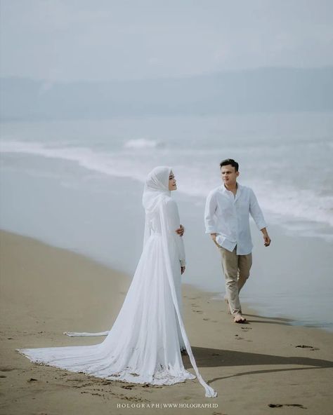 Konsep Prewedding Outdoor Hijab, Inspirasi Prewedding Outdoor, Post Wedding Outfit, Konsep Prewedding Outdoor, Beach Prewedding, Prewedding Hijab, Wedding Pictures Beach, Pose Prewedding, Pre Wedding Photoshoot Props