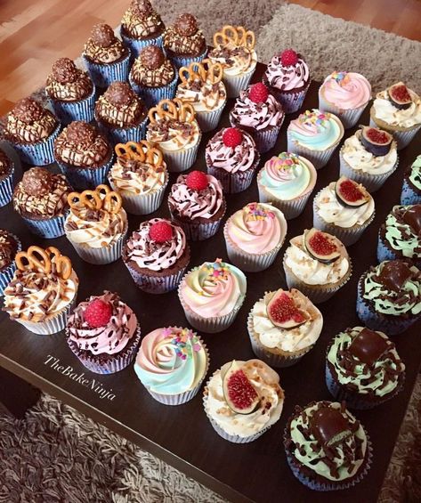 Decorator Frosting Recipe, Cupcake Business, Chocolate Cupcakes Moist, Cake Mini, Gourmet Cupcakes, Cupcake Flavors, Cupcake Ideas, Köstliche Desserts, Frosting Recipes