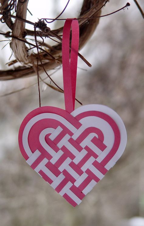 Decoracion Navidad Diy, Swedish Crafts, Weaving Paper, Kerajinan Diy, Japan Christmas, Woven Heart, Kartu Valentine, Heart Projects, Paper Weaving